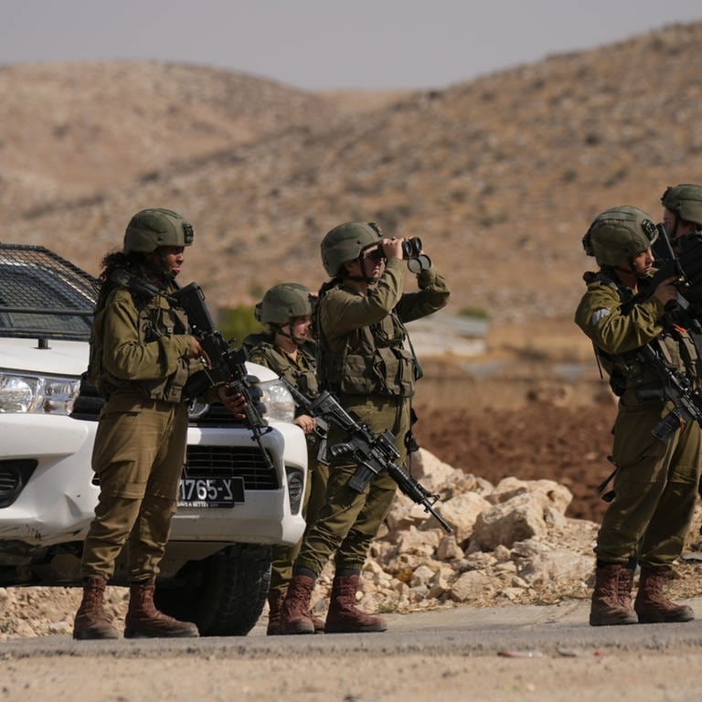 Israelische Soldaten stehen an einer Straßensperre nach einem Schusswechsel im Westjordanland.  (Foto: dpa)