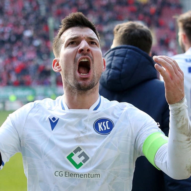 Jerome Gondorf (Karlsruher SC) bejubelt das 4:0 durch Budu Zivzivadze gegen den 1. FC Kaiserslautern. (Foto: IMAGO, IMAGO / Thomas Frey)