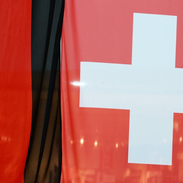 Deutsche und schweizerische Flagge (Foto: dpa Bildfunk, picture alliance/Patrick Seeger)
