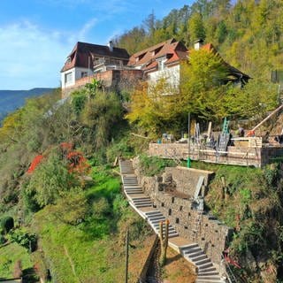 Der historische Treppenaufgang wurde wieder neu aufgebaut. Rechts ist der Wasserfall zu sehen. (Foto: Privat)