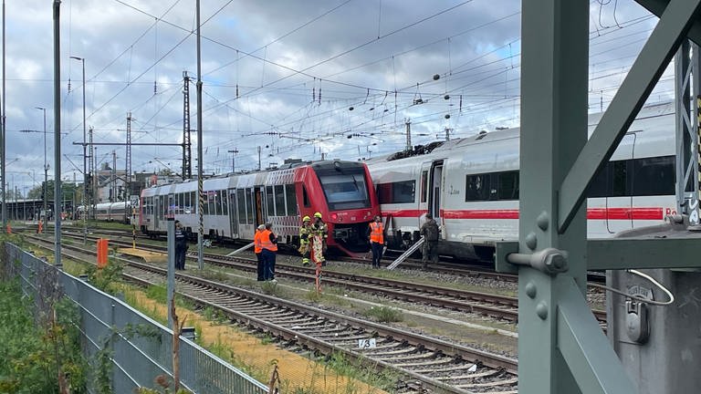 Zwei Züge sind am Wormser Hauptbahnhof zusammengestoßen (Foto: SWR)